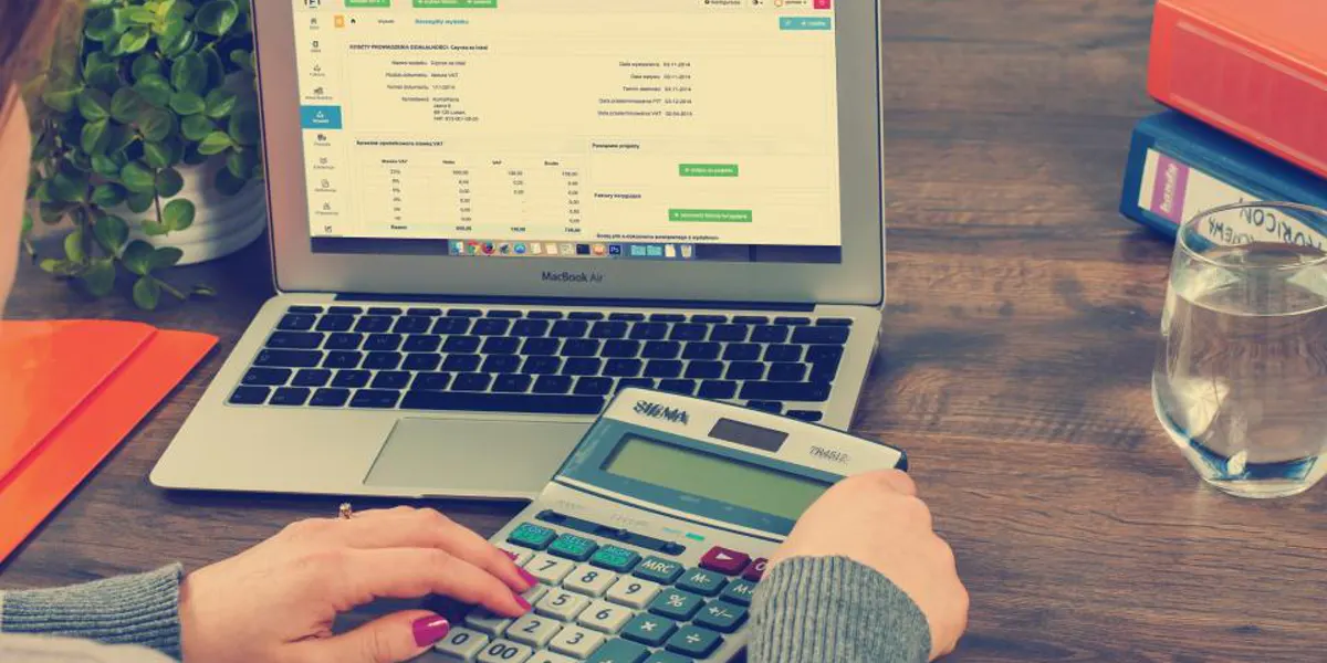 Cálculo de una oferta económica con calculadora y hoja de cálculo