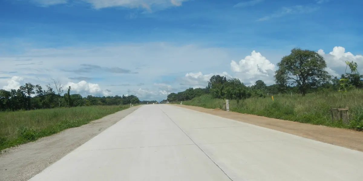 Carretera recién ejecutada entre campos