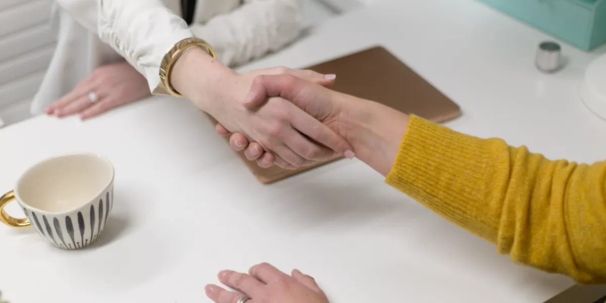 Apretón de manos sobre la mesa tras un acuerdo