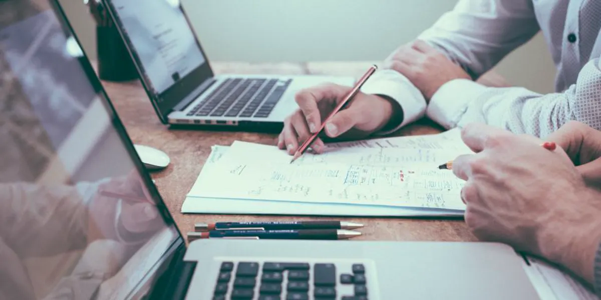 Trabajo con portátil y notas en una mesa de oficina